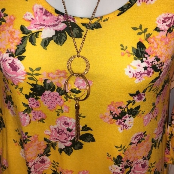 Bobbie Brooks Sz S Yellow Floral Hanky Hem Top with Necklace NEW NWT - Picture 6 of 6